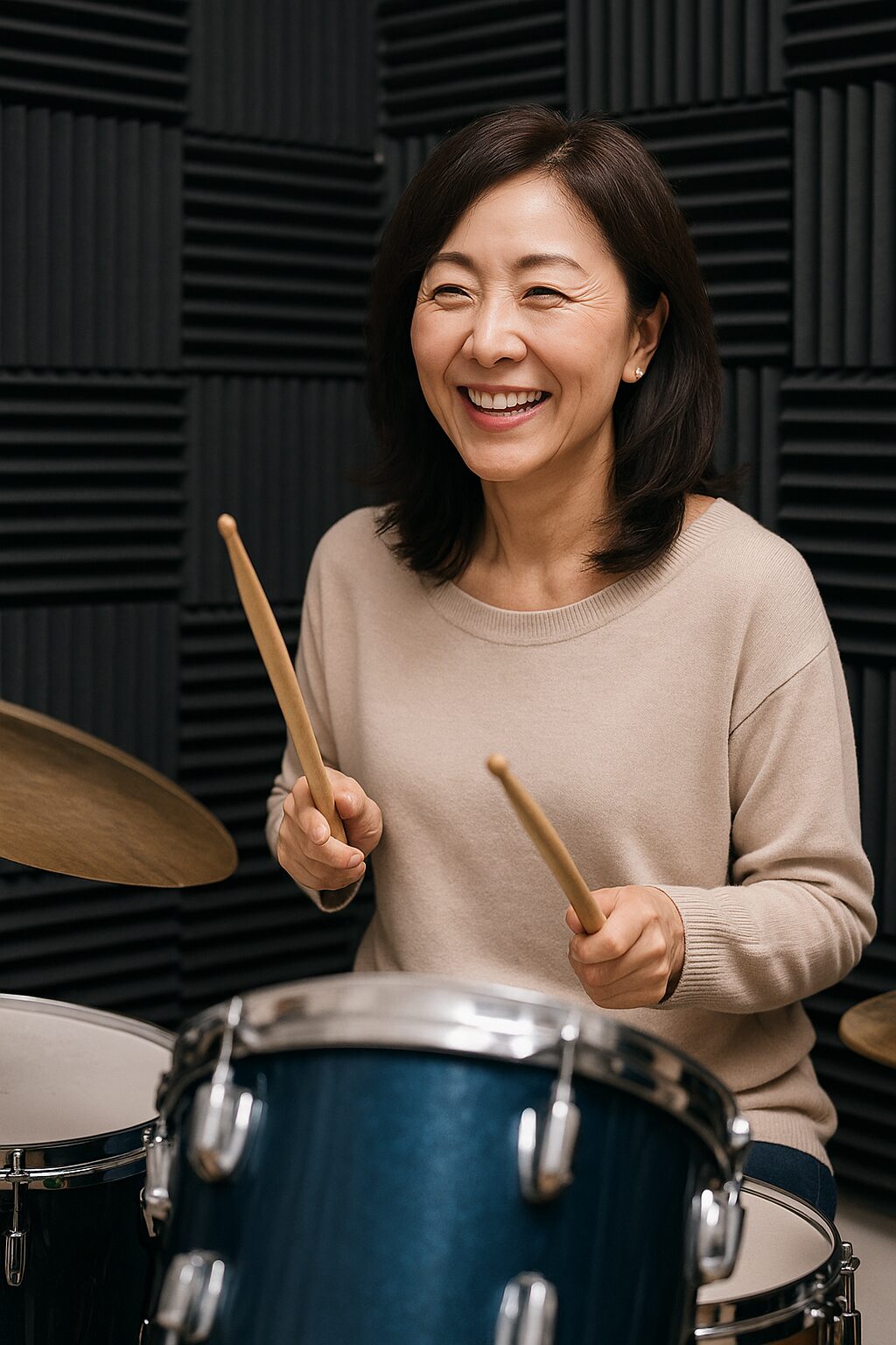 50代の女性が楽しそうにドラムを叩く様子１