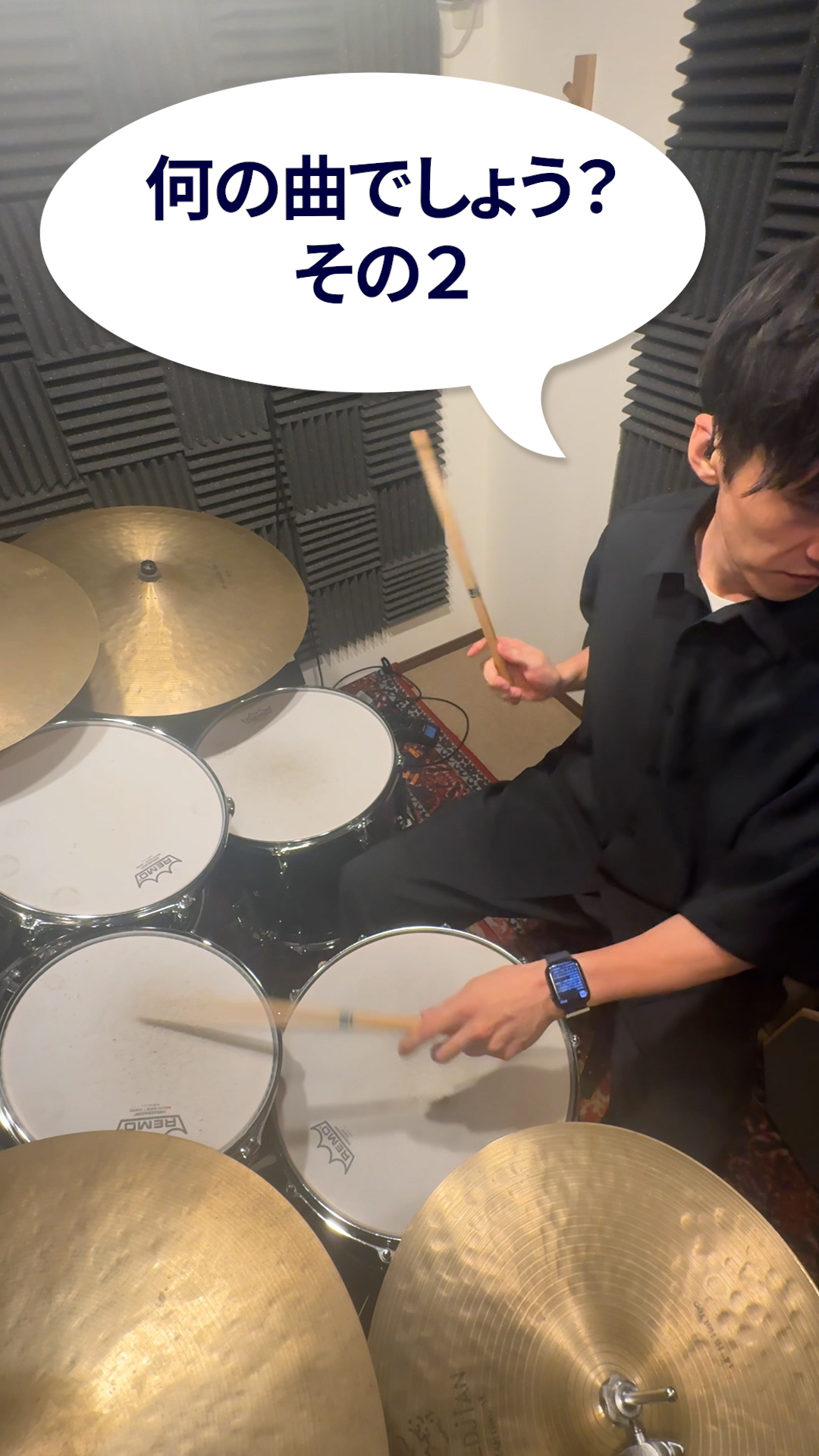 ドラムクイズ広告。ドラムを叩いて何の曲か当ててもらうクイズ形式の広告
