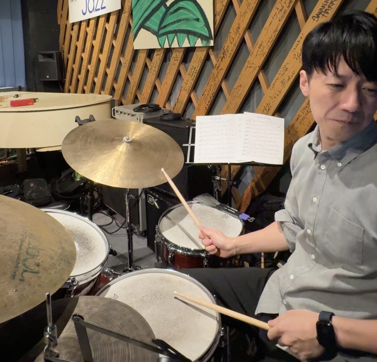 ルクラブジャズでのドラム講師、棟允嗣の演奏の様子
