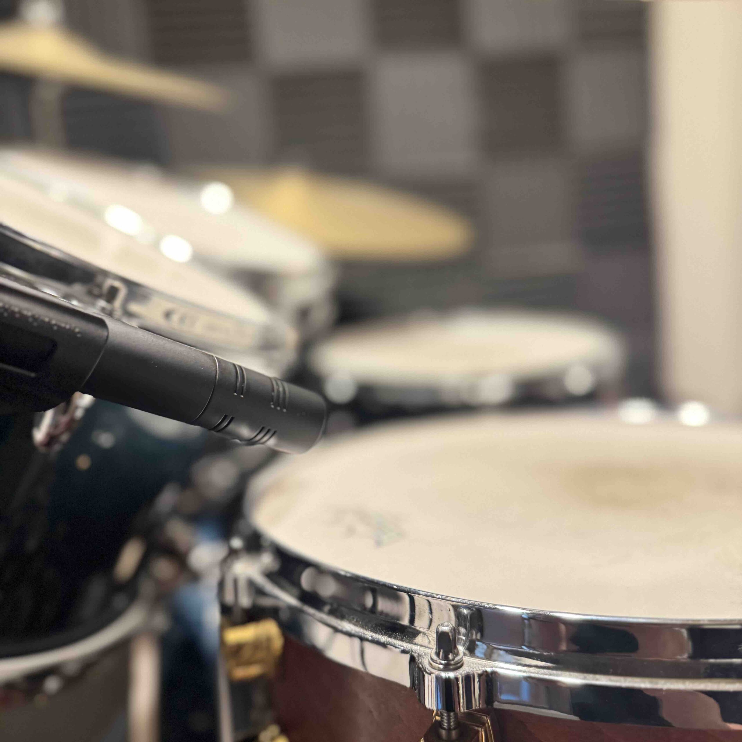 OneNoteミュージックスクールのスタジオ内の機材写真、スネアに向けられたマイクが写っている