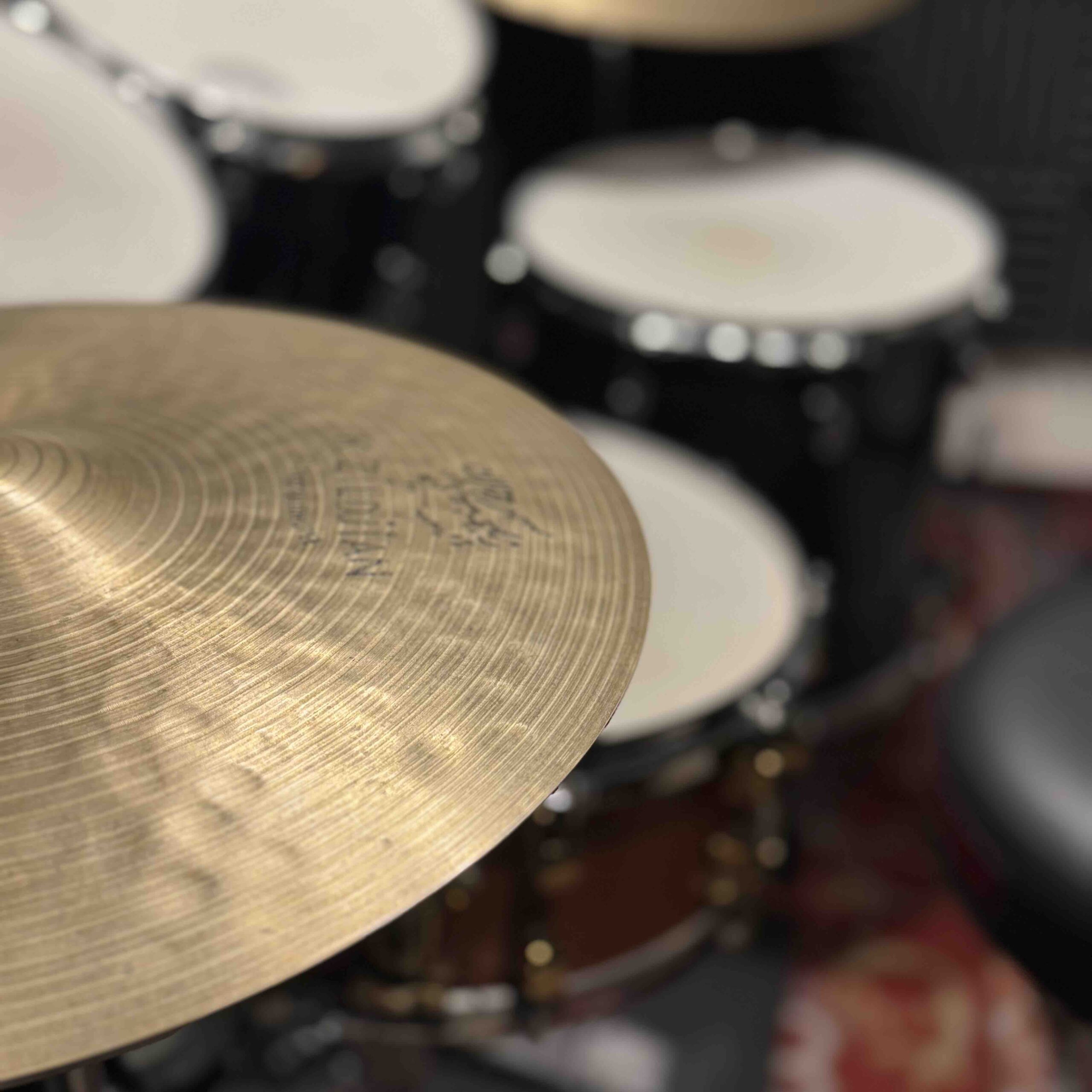 OneNoteミュージックスクールのスタジオ内の機材写真、ハイハットが写っている